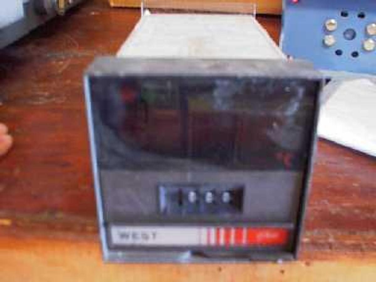 Used QTY. 1. WEST GULTON DIGITAL THERMOCOUPLE CONTROLLER. (dtc062702b)