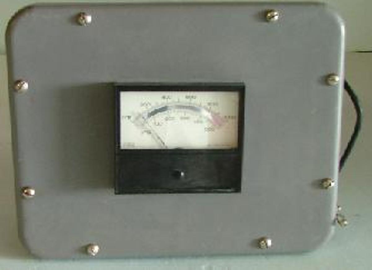 Used THERMOCOUPLE INDICATOR GAUGE ENCLOSED IN PLASTIC HOUSING READS: 0-1000 DEG. F. 0-600 DEG. C.