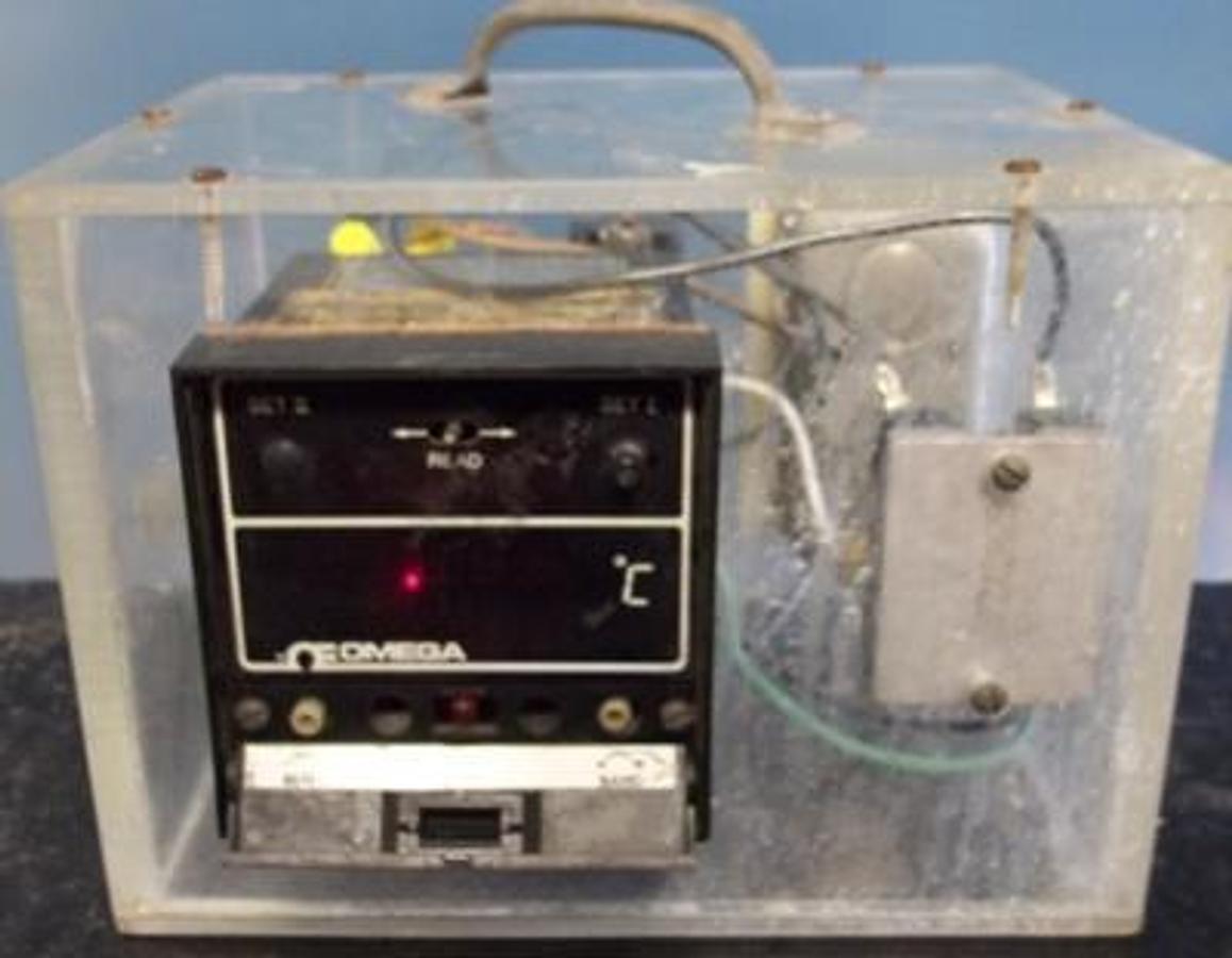 Used OMEGA CONTROLLER NO MODEL # RANGE: 0-1000 K 120V 100 A.C. W/ OMEGA ENGINEERING INC SOLID STATE RELAY MODEL: SSR240A25 W/ BASS FUSE: TORQUE: IN LBS 60/75C 250V 30A 10A W6 CU 35 MAX RATING 10