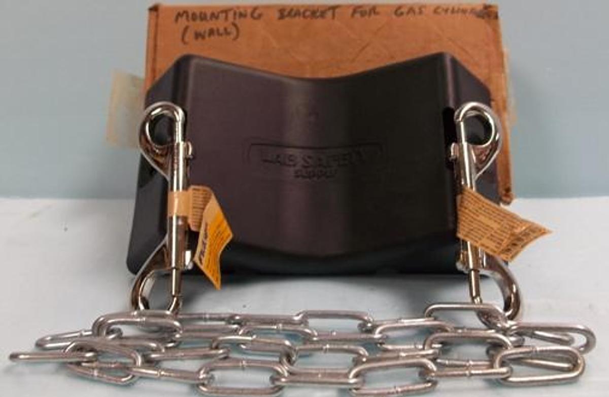 Used QTY. 1. LAB SAFETY SUPPLY (WALL) MOUNTING BRACKET FOR GAS CYLINDER WITH 2. 18" CHAIN WITH 2. BLUE HAWK DOUBLE BOLT SNAP NICKEL PLATED ITEM NO.: 0348281 MODEL NO.: AC1096.