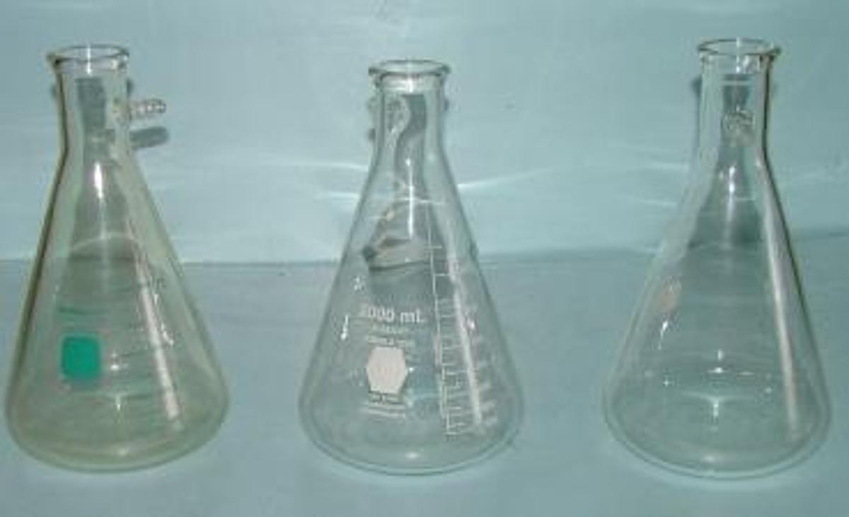 Used QTY. 3. PYREX PLUS PROTECTIVE COATING 2000ML FILTER FLASK NO 65340 VACUUM FLASK B27060 STOPPER NO 9 C NO 5340 CHIPPED LIP GLASS.