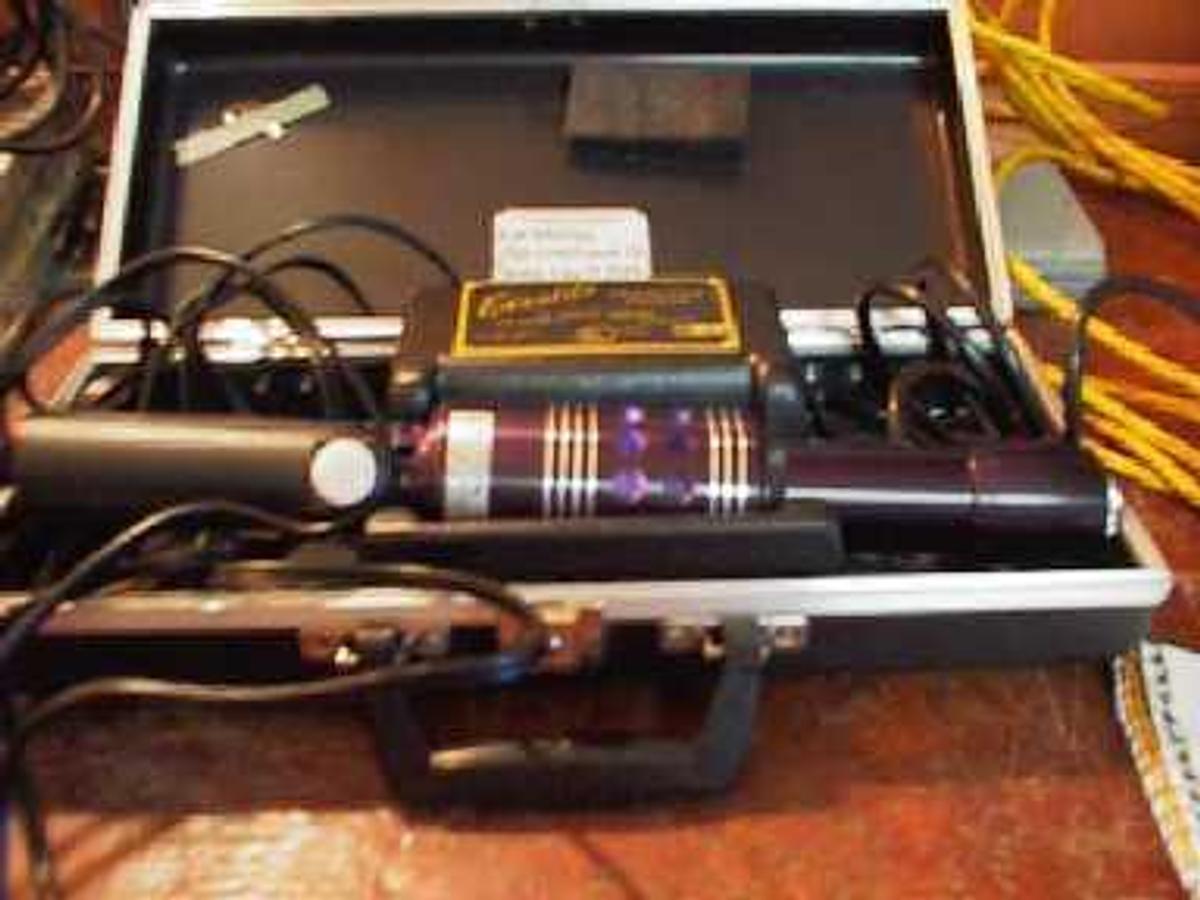 Used THE POINTER COMPANY. PORTABLE EDMALITE PROJECTION POINTER 110-115 VOLTS 60 HZ LISTED 593D DATE CODE 89.