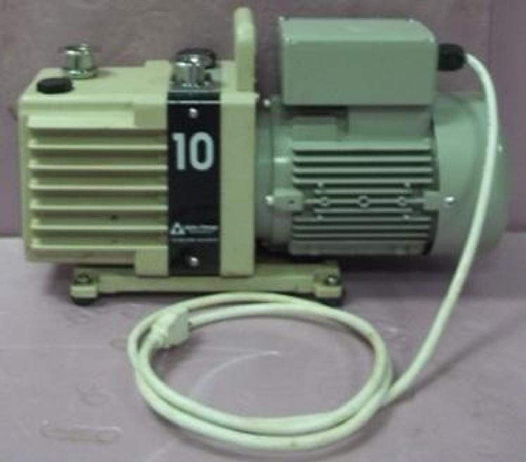 Used QTY. 1. ALPHA OMEGA TECHNOLOGIES W2V10 VACUUM PUMP PUMPING SPEED 100L/MIN ULTIMATE VACUUM 5X10-4 TORR. MOTOR: 0.4 KW OIL CAPACITY 500 CC WEIGHT 22 KG 115V