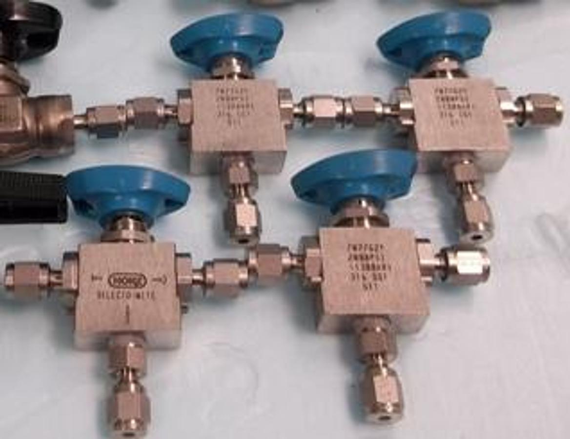 Used QTY. 4. HOKE VALVE SELECTO-MITE 7077G2Y 2000 PSI (138 BAR) 316 SST 511 WITH 2. HOKE 7022G4Y 1500 PSI (103 BAR) 1320 WITH HOKE 7022G2Y 1500 PSI (103 BAR) 0623.