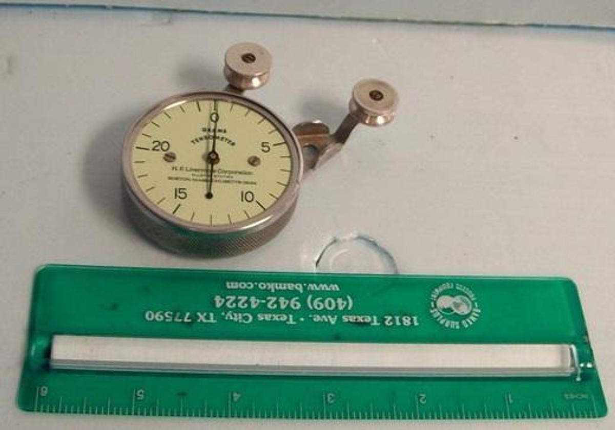 Used H.F. LIVERMORE CORPORATION 0-30 GRAMS "NO CASE" MISSING FACE SHIELD/LENS SERIAL# D-1494. .