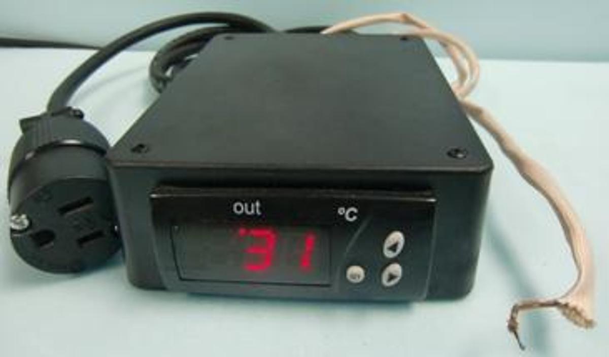 Used QTY. 1. BRISKHEAT CORPORATION HEATING TEMPERATURE CONTROLLER MODEL NO. SDC120KC-A LOT/SN.276957/9 TEMP. 0-600 DEG. C. INPUT/OUTPUT 120V 50-60 HZ MAX. AMPS 10A SENSOR T/C K CE.