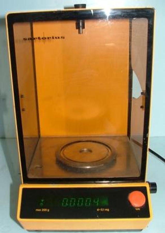 Used QTY. 1. SARTORIUS GMBH GOTTINGEN TYPE 1602 MP8-1 FABR. NR. 3405174 AUSGERUSTET 375736 120V 50-60HZ BROKEN GLASS DOOR RIGHT SIDE.