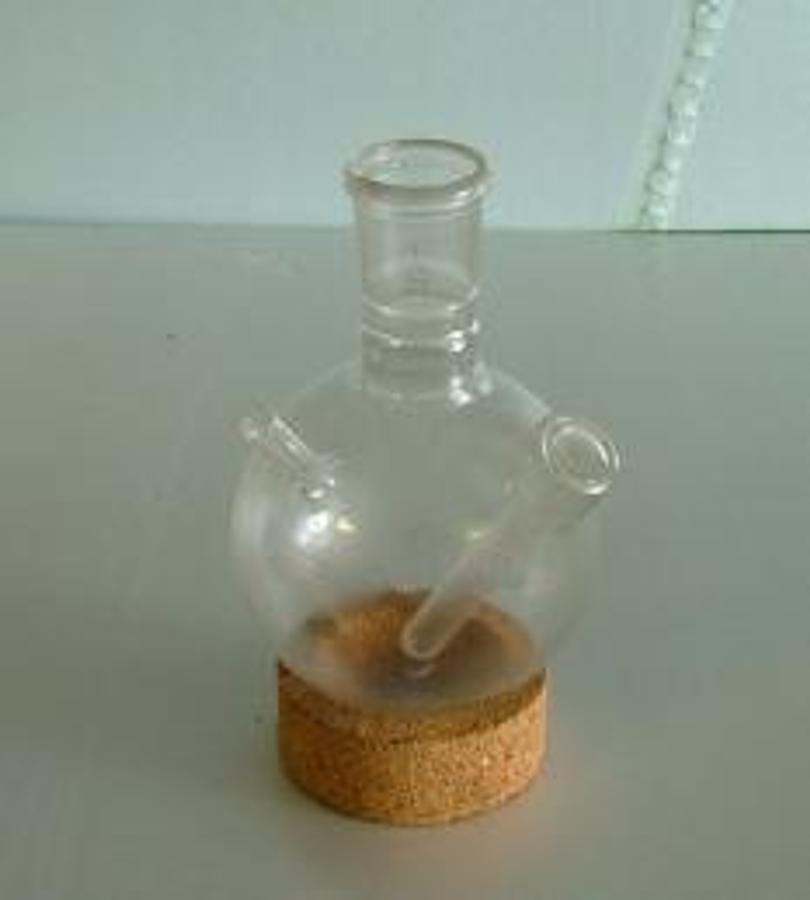 Used PYREX ROUND BOTTOM BOILING FLASK 500 ML 29/42 TOP WITH THERMOCOUPLE HOLDER AND SMALL IN LET.