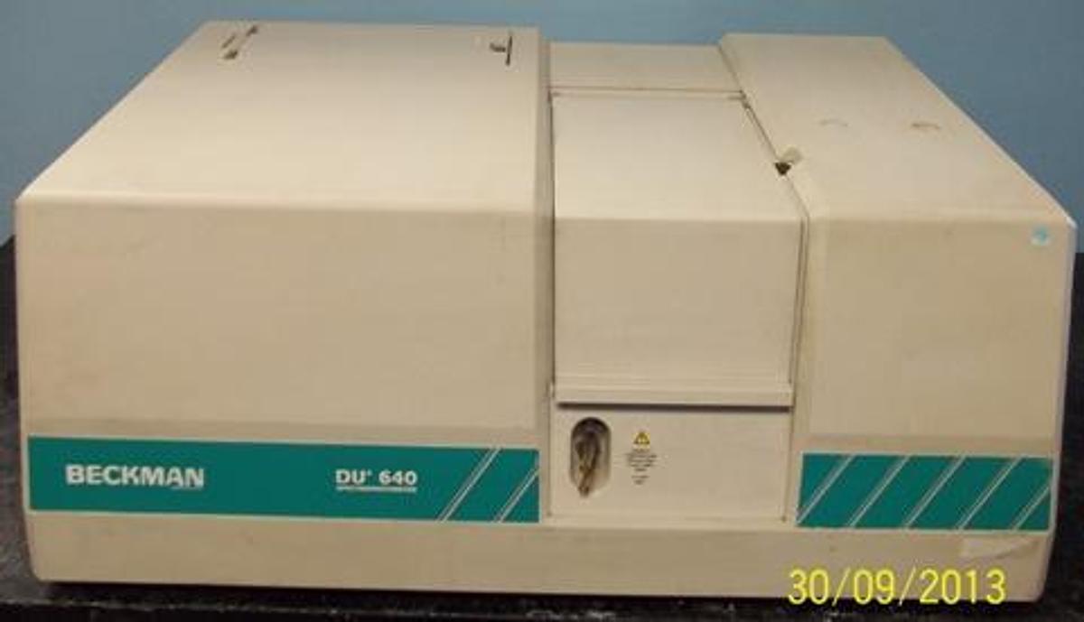 Used BECKMAN DU 640 SPECTROPHOTOMETER SER 4320644 AC VOLTS 100V 120V 220V 240V MODEL: DU 600 SERIES AMP 1.8A 1.8A 0.9A 0.9A POWERS ON FUSE 3A-250V 3A250V 1.6A250V 1.6A250.