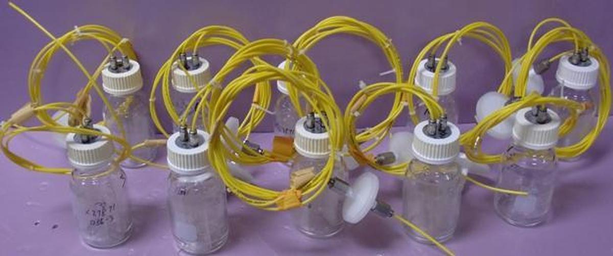 Used 250ML PYREX VACUUM BOTTLES WITH HOSE AND BAFFLES. FOR COLUMBUS INSTRUMENTS.