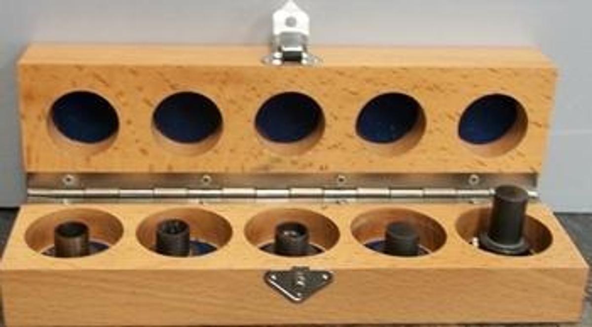Used GOTTEERT CAPILLARY DIE SET CONSISTING OF 5 DIES IN A WOODEN BOX. 1). 64.20.200: AK2 30/1