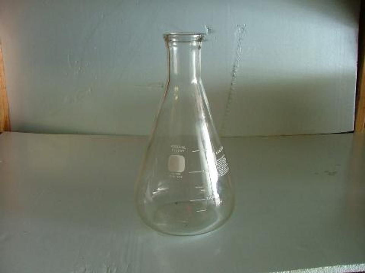 Used QTY. 1. PYREX 4000 ML FILTER FLASK NO. 5320 HEAVY WALL GRADUATED.
