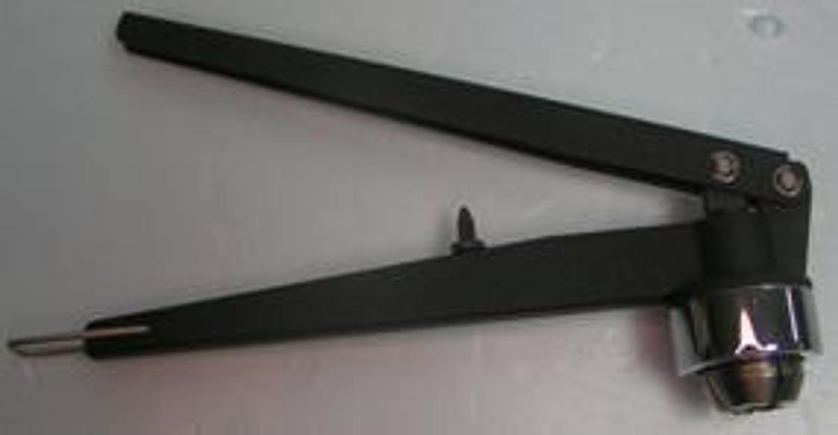 Used CRIMPER TOOL FOR 11 MM VIALS.