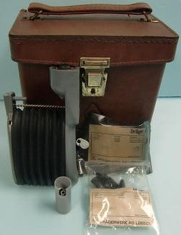 Used DRAGERWERK AG LOBECK HAND HELD AIR PUMP MODEL NP. 31 V=100 CM3 SRN. 0004624/83 WITH DRAGER ORDER CODE 6727211 CONTROL-NUMBER 12381 WITH DRAGER ORDER CODE CH 16631 CONTROL-NUMBER 102BC TUV 12 RGG 017 WITH 1. DRAGER VELVET LINED LEATHER CARRY CASE.