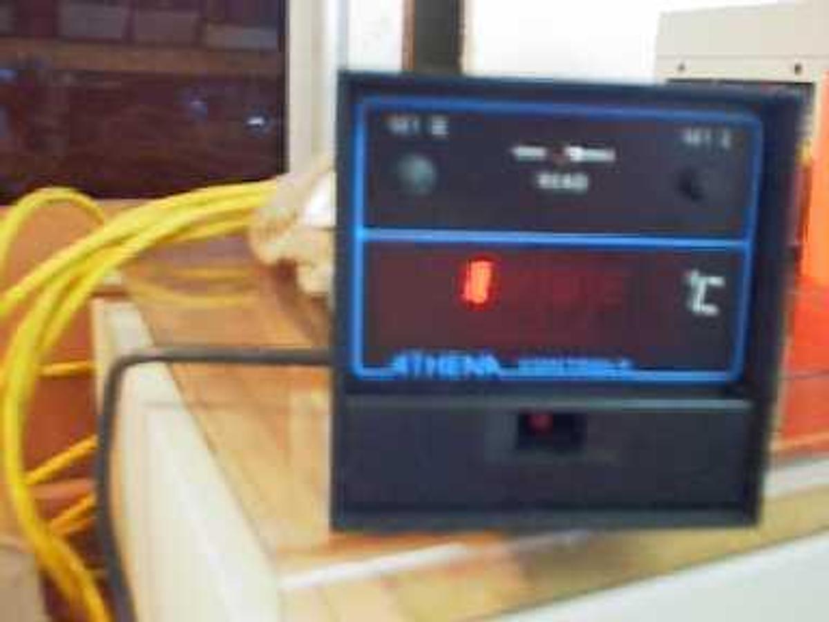 Used ATHENA CONTROLS INC MODEL 400-B RANGE 0-500C J SUPPLY 120/240 VAC 1PH 50/60 HZ