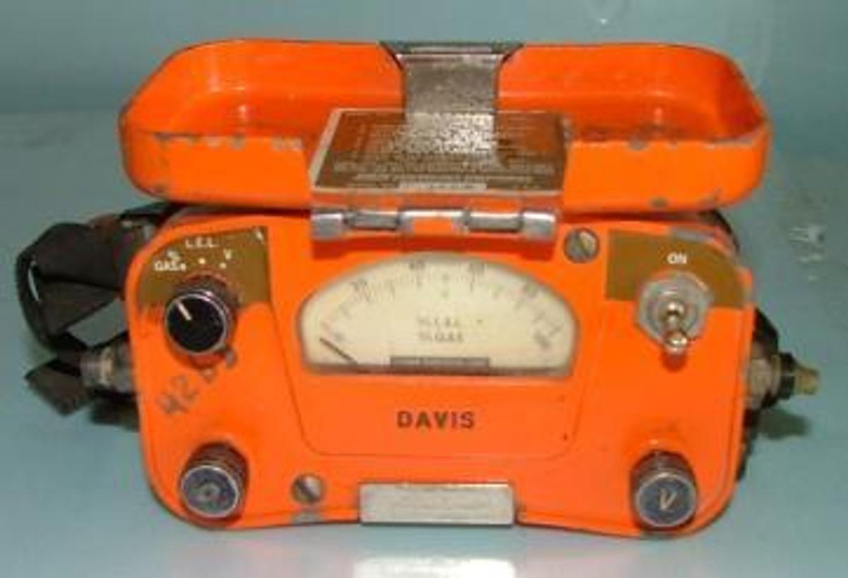 Used SCHOTT / DAVIS VAPOTESTER MODE D-5 SER NO 5-2608 LOWER FLAMMABLE LIMIT.