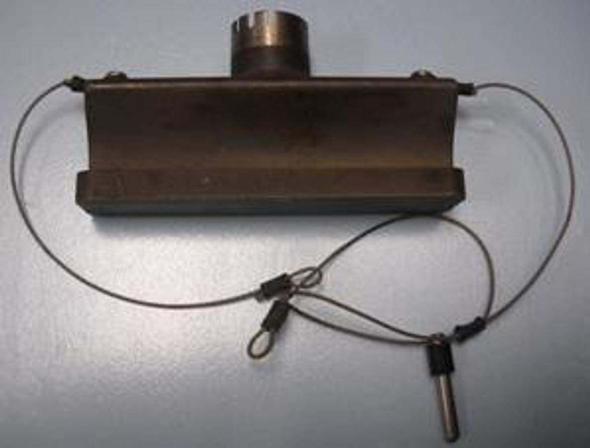 Used ATOMIC ABSORPTION SPECTROPHOTOMETER BURNER HEAD 4-1/2" LONG WITH CABLES. .