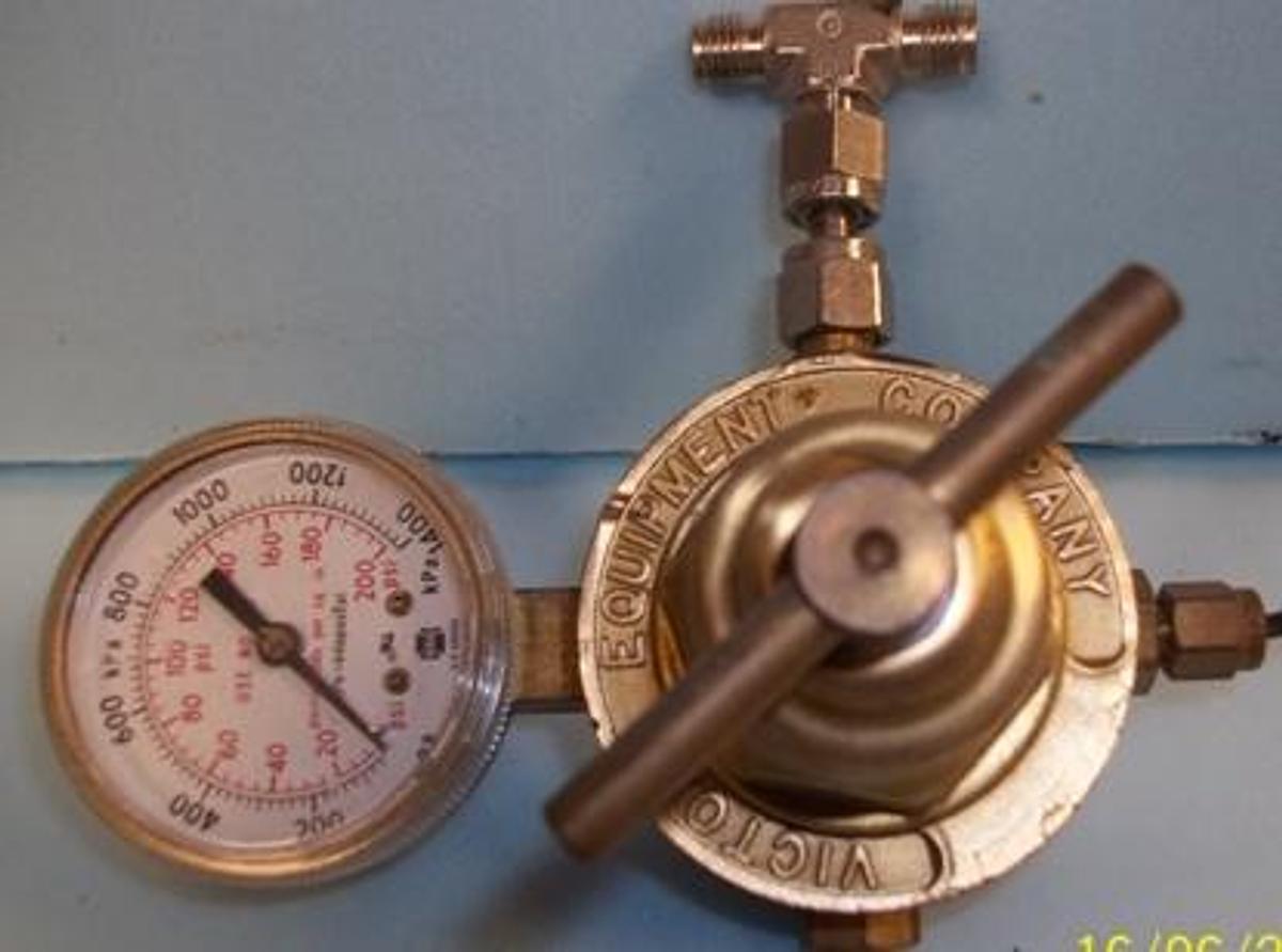 Used QTY. 1. VICTOR EQUIPMENT COMPANY PRESSURE REGULATOR MODEL: S261D 200 PSIG MAX INLET NO. MD21133 GAS SERVICE: HYDROGEN