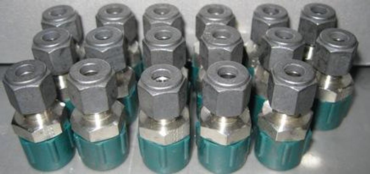 Used QTY. 17. PARKER ZBG ¼" X PMI PC-3/8" UJKP. TUBE X MNPT. .