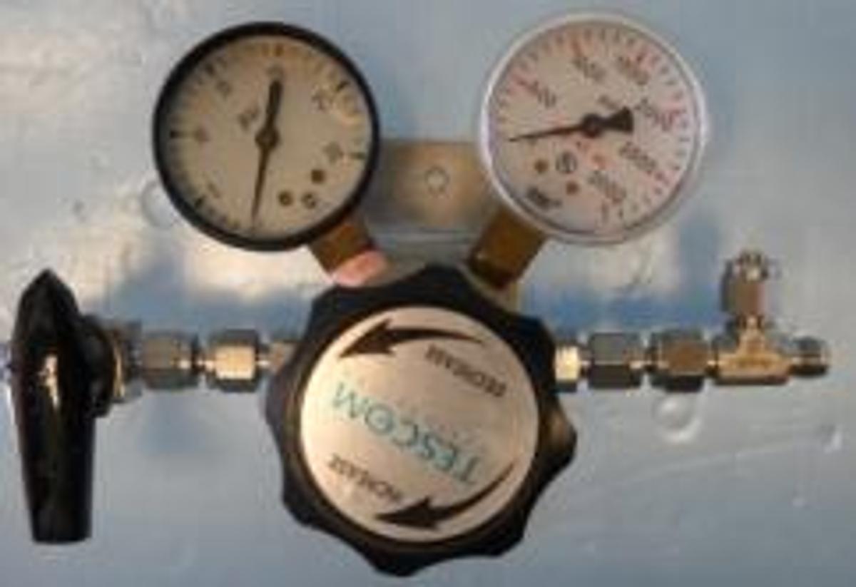 Used QTY. 1. TESCOM INDUSTRIAL CONTROLS GAS REGULATOR MODEL 44-2212-241 MAX INLET 3500 PSI