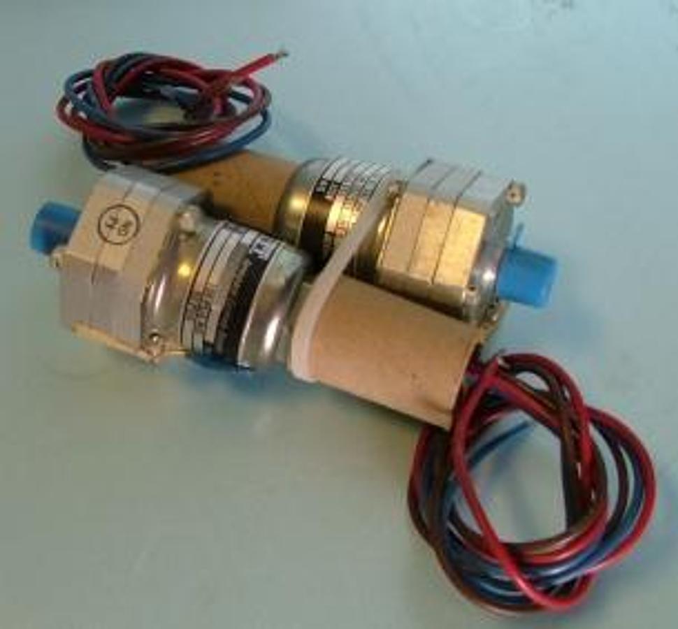 Used PRESSURE SWITCH ITT AEROSPACE CONTROLS 115PPIC 3-4106 100 PSIG MAX 92 MFGR 98087 5A 125/250VAC 5A CES 3A IND 28VDC. .