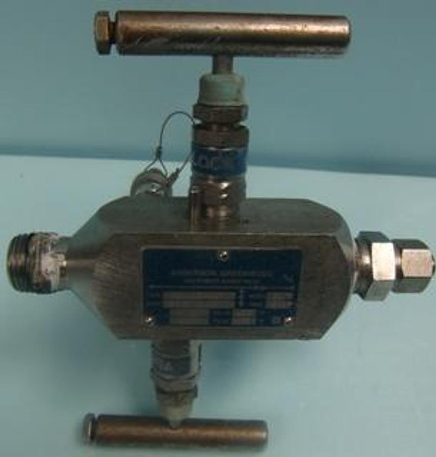 Used ANDERSON GREENWOOD INSTRUMENT MANIFOLD TYPE: M251VIS-44F BODY: 316 ASSY: 06.5660.001 TRIM: 316 10000 PSI AT 200 DEG. FD. 4000 PSI AT 500 DEG. F.