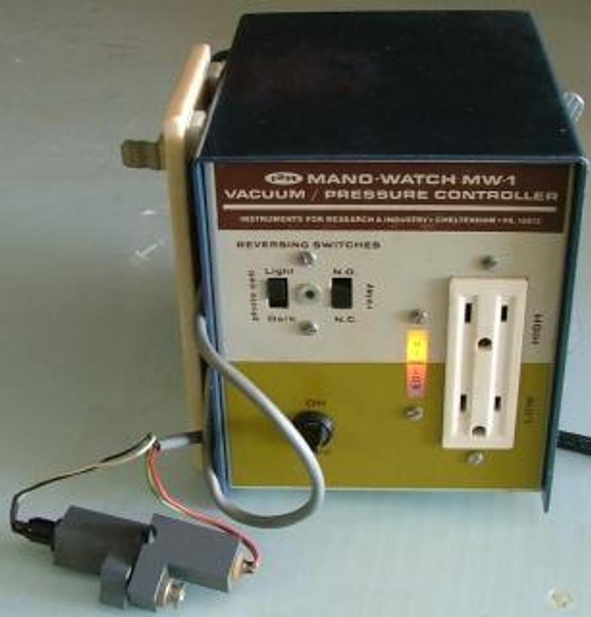 Used I2R MANOWATCH MW-1 VACUUM / PRESSURE CONTROLLER WITH PHOTOCELL.
