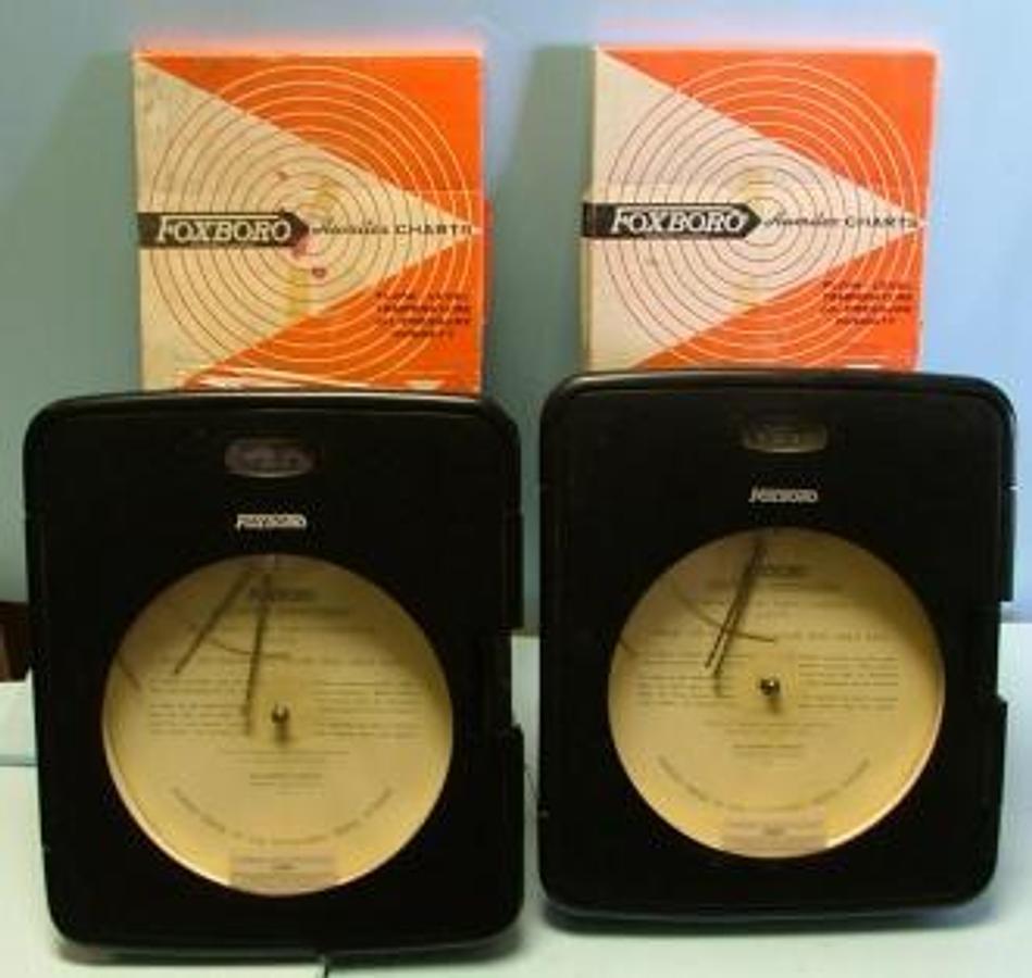 Used FOXBORO MODEL 40 PNUMATIC DYNALOG CONTROLLERS EACH MACHINE INCLUDES 100CT FOXBORO HUMITEX CHARTS FOR FLOW LEVEL TEMPERATURE PH PRESSURE HUMIDITY RECORDER NUMBER 898050 (NEW SURPLUS)