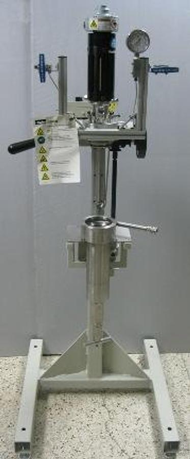 Used AUTOCLAVE ENGINEERS PARKER 1 LITER 2200 PSI @ 450 DEG F ZIPPER CLAVE HIGH PRESSURE REACTOR ON JACK STAND WITH BOTTOM OUT LET AND BAFFELS INSIDE. INCLUDES GAST MFG CORP AIR STIRRER MOTOR