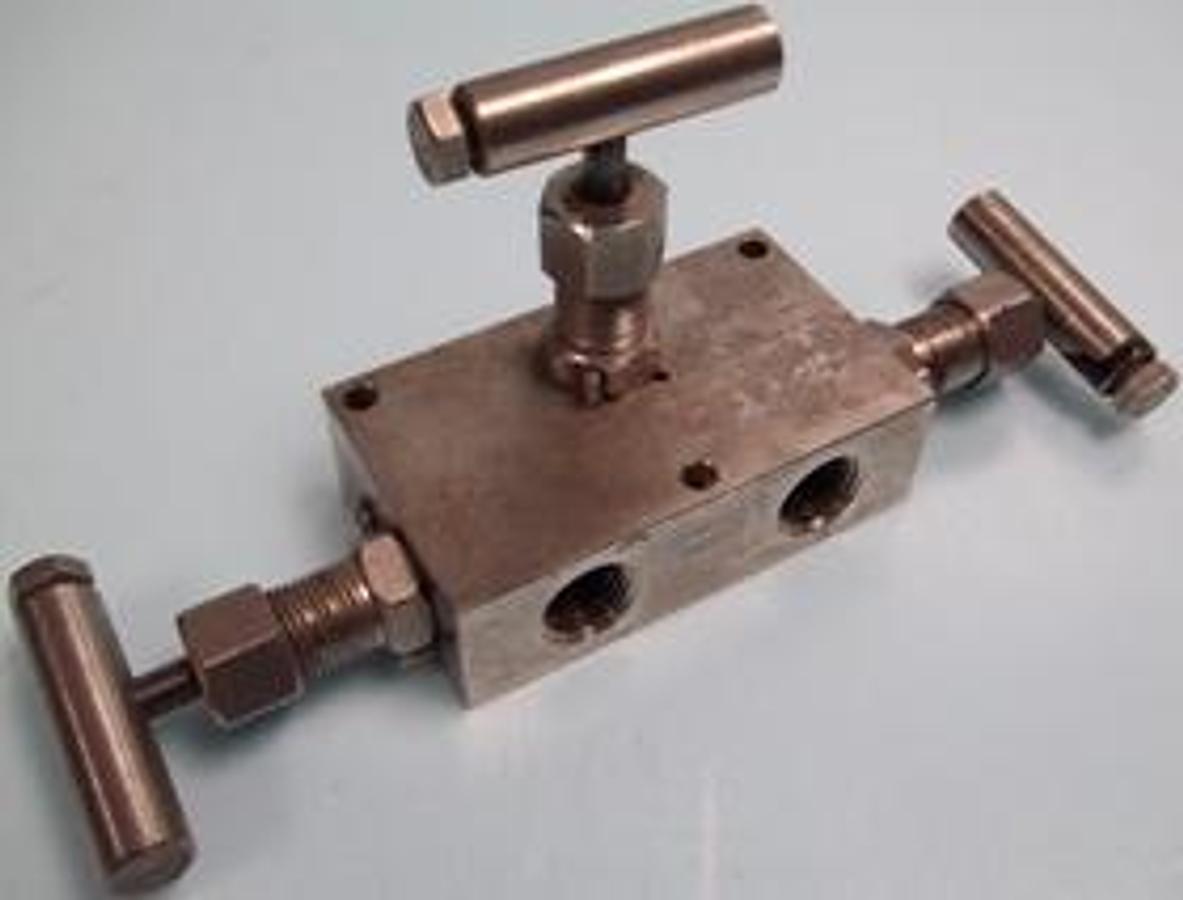 Used QTY. 1. DRAGON 3 VALVE MANIFOLD ½"