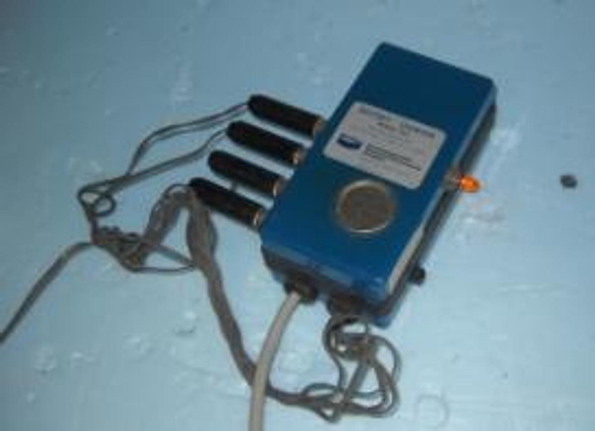 Used BATTERY CHARGER MODEL 565 P/N 2419268-0117 INPUT 117V 60HZ FOR 3.75V BATTERY CHARGING RATE 64-16 HRS.