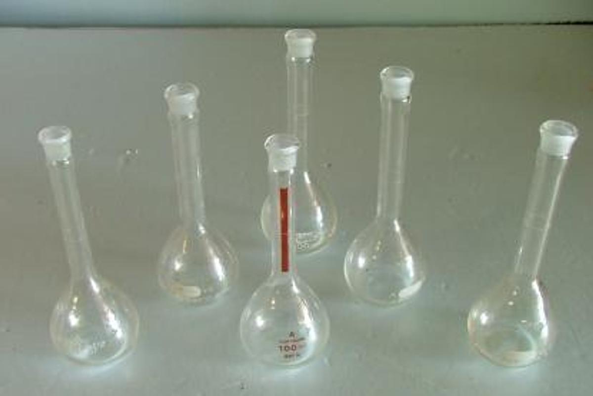 Used PYREX 100ML VOLUMETERIC FLASK NO. 5640 WITH GROUND GLASS