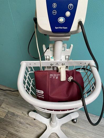Used Welch Allyn Spot Vital Signs Monitor auf Trolley mit Fingersensor, Manschette, Spo2