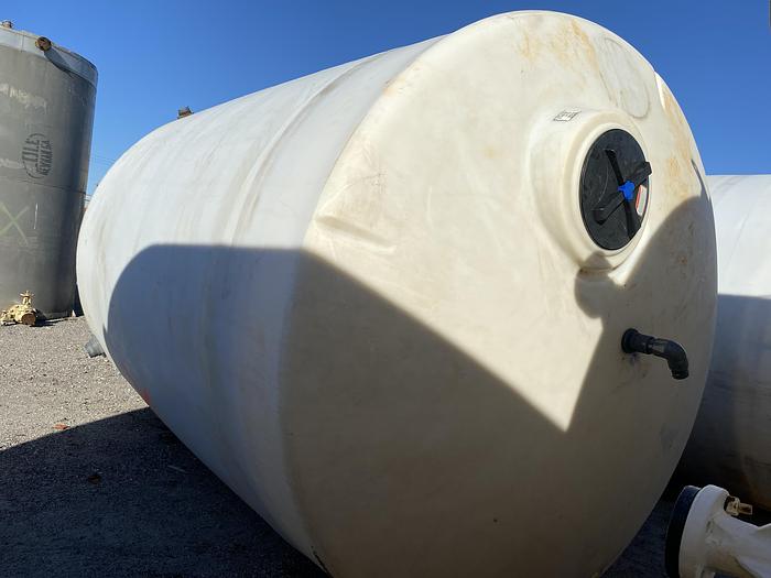 Used Used R3 7800 gallon vertical poly tank